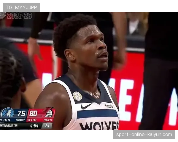 特写:爱德华兹抢断后一条龙隔扣,森林狼主场瞬间被点燃